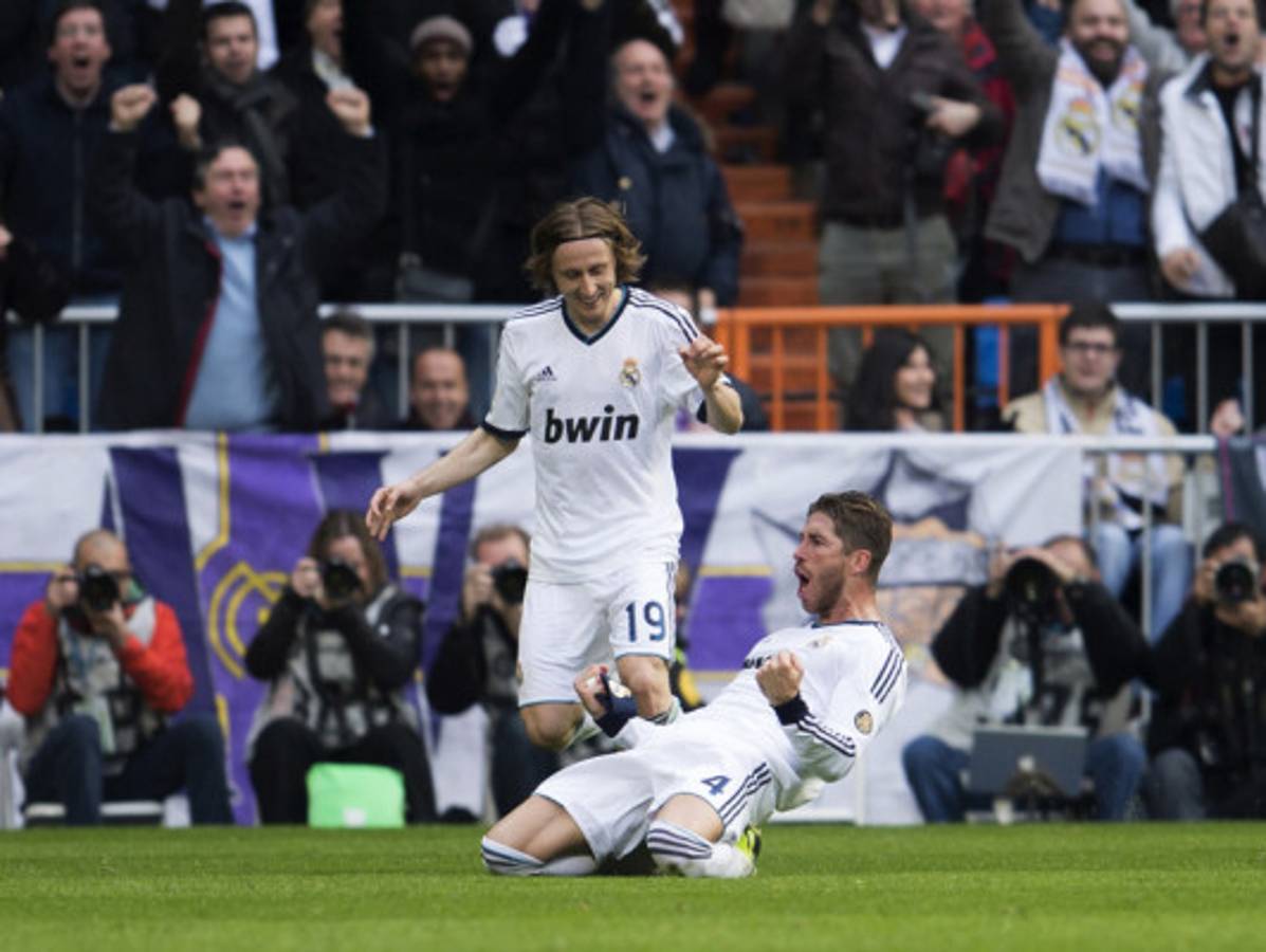 Real Madrid derrota 2-1 al líder Barcelona en el Clásico español