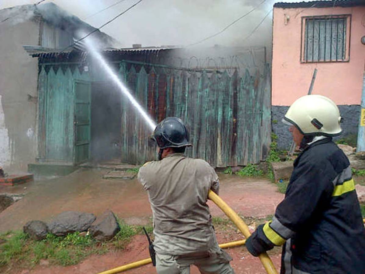 Incendio consume parte de fábrica de muebles en Comayagüela