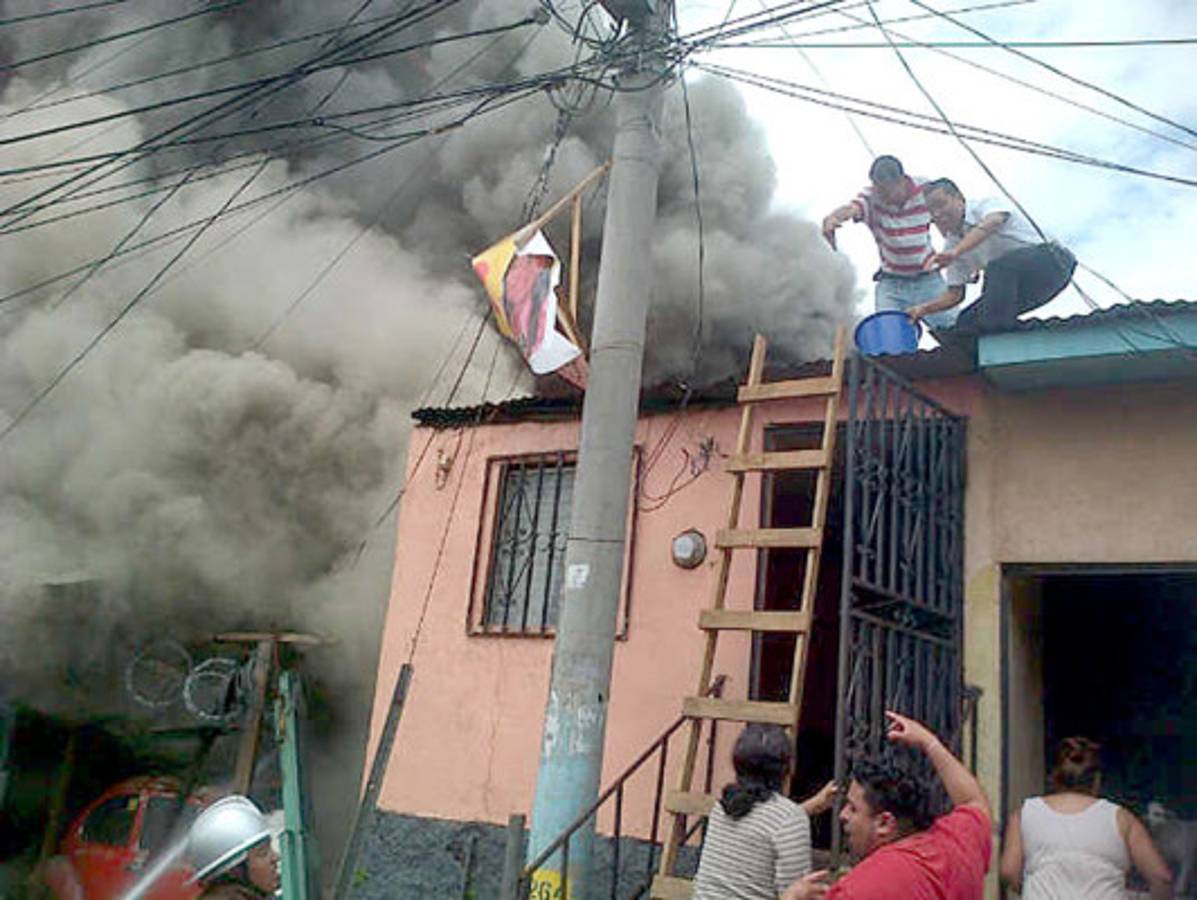 Incendio consume parte de fábrica de muebles en Comayagüela