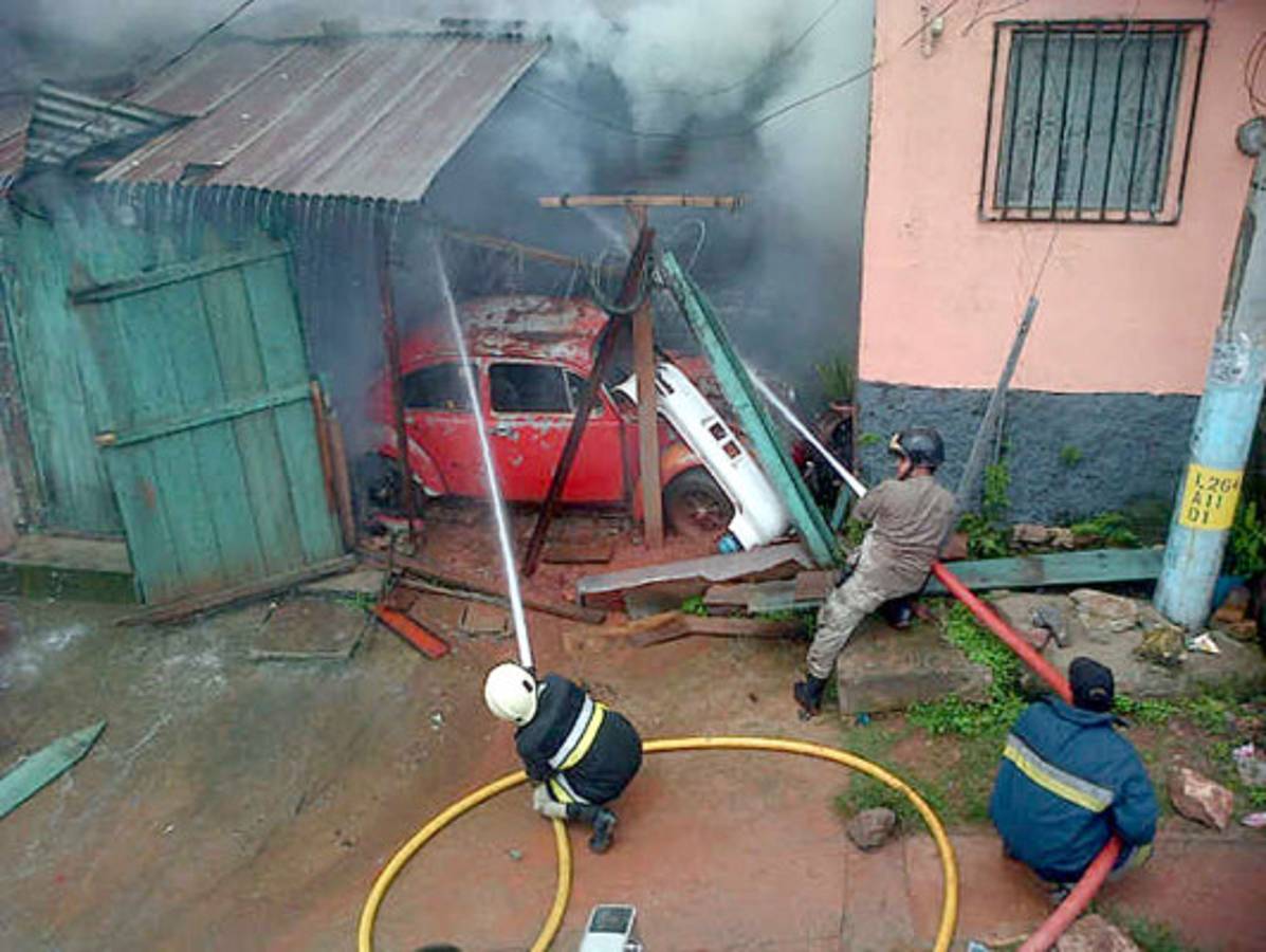 Incendio consume parte de fábrica de muebles en Comayagüela