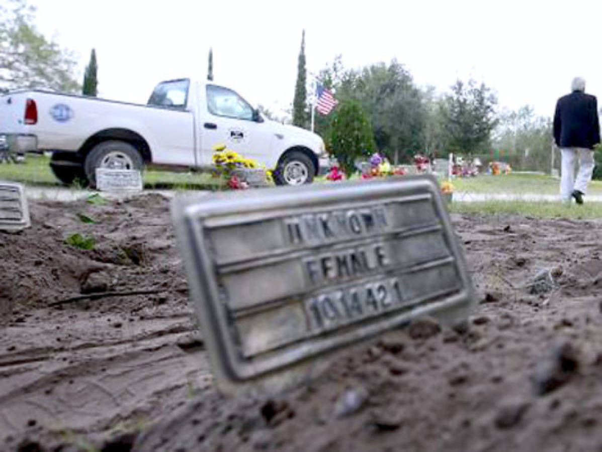 Exhumarán restos de inmigrantes en Texas