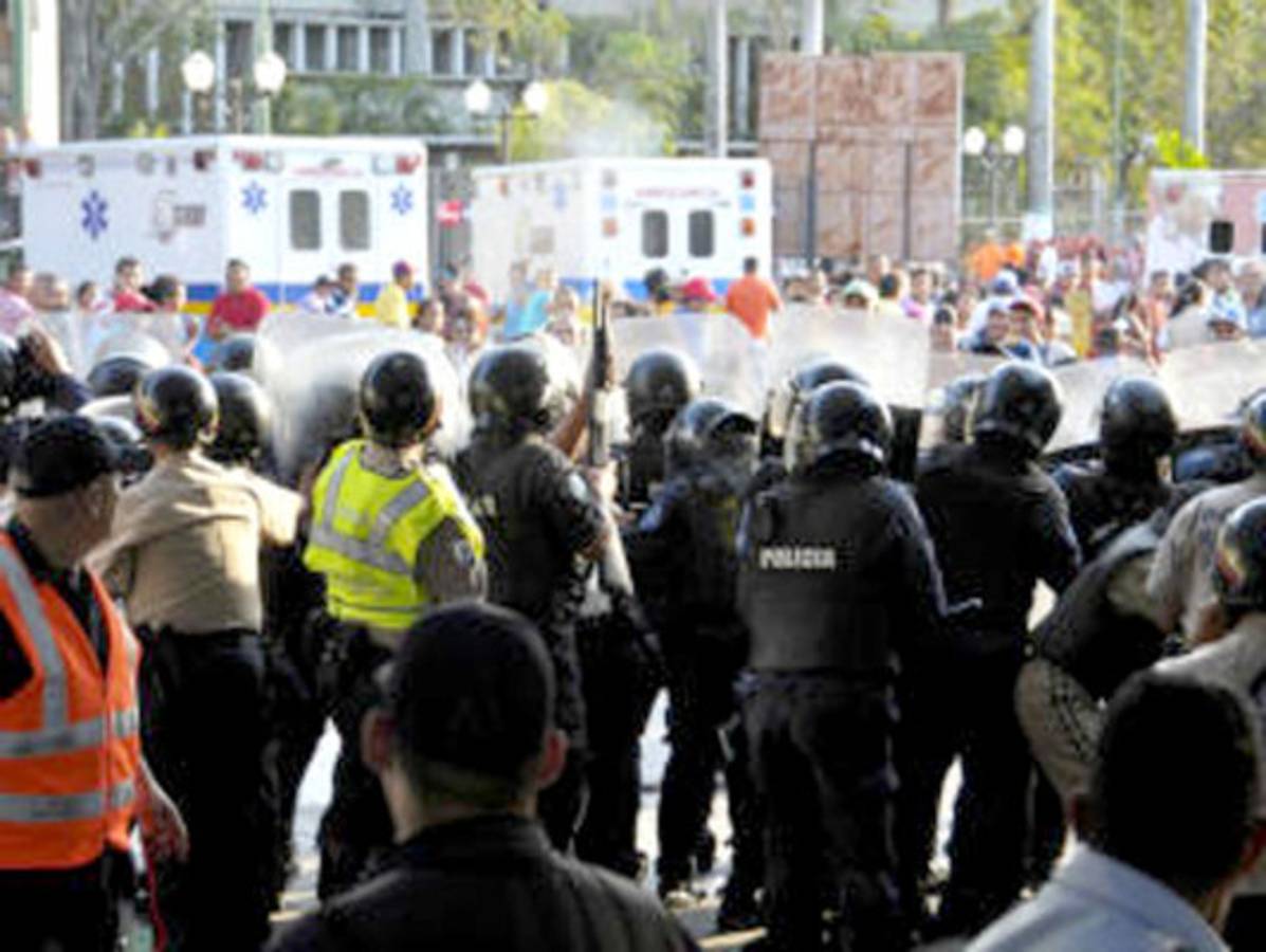 Reportan decenas de muertos en motín en cárcel venezolana