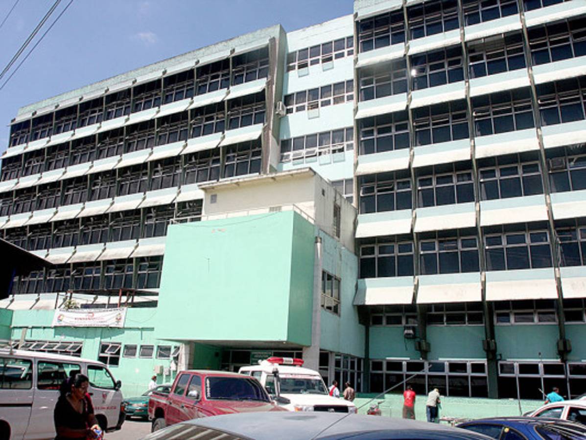 Enfermeras realizan plantón de ocho horas