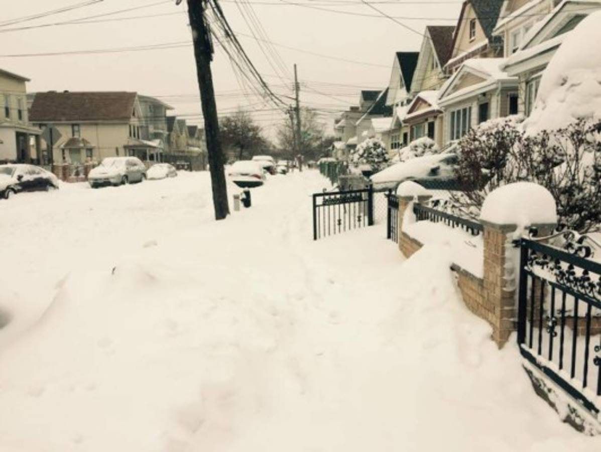 Hondureños disfrutan nevada en EE UU