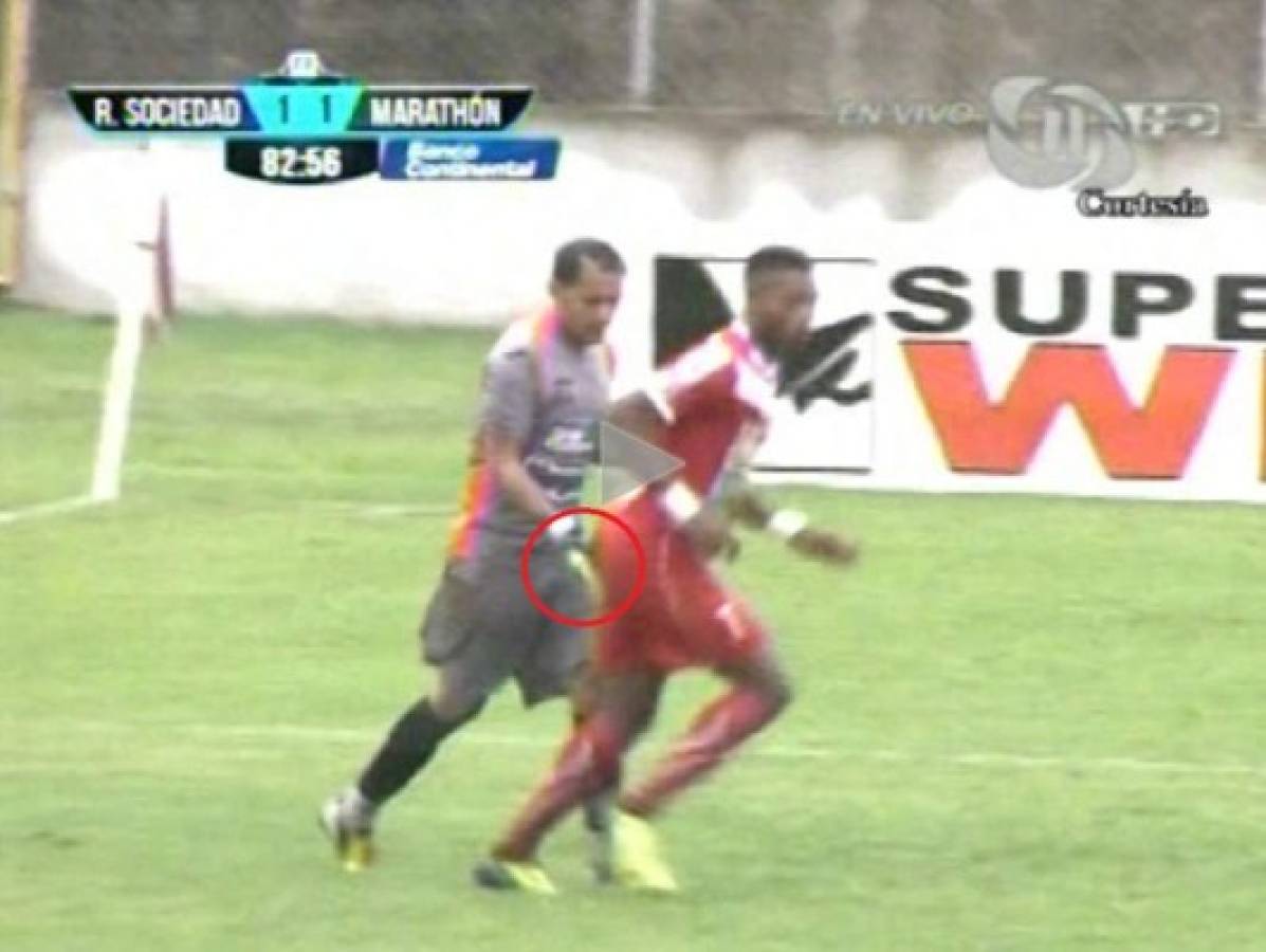 VIDEO: Por dar nalgadas a rival expulsan a Júnior Morales