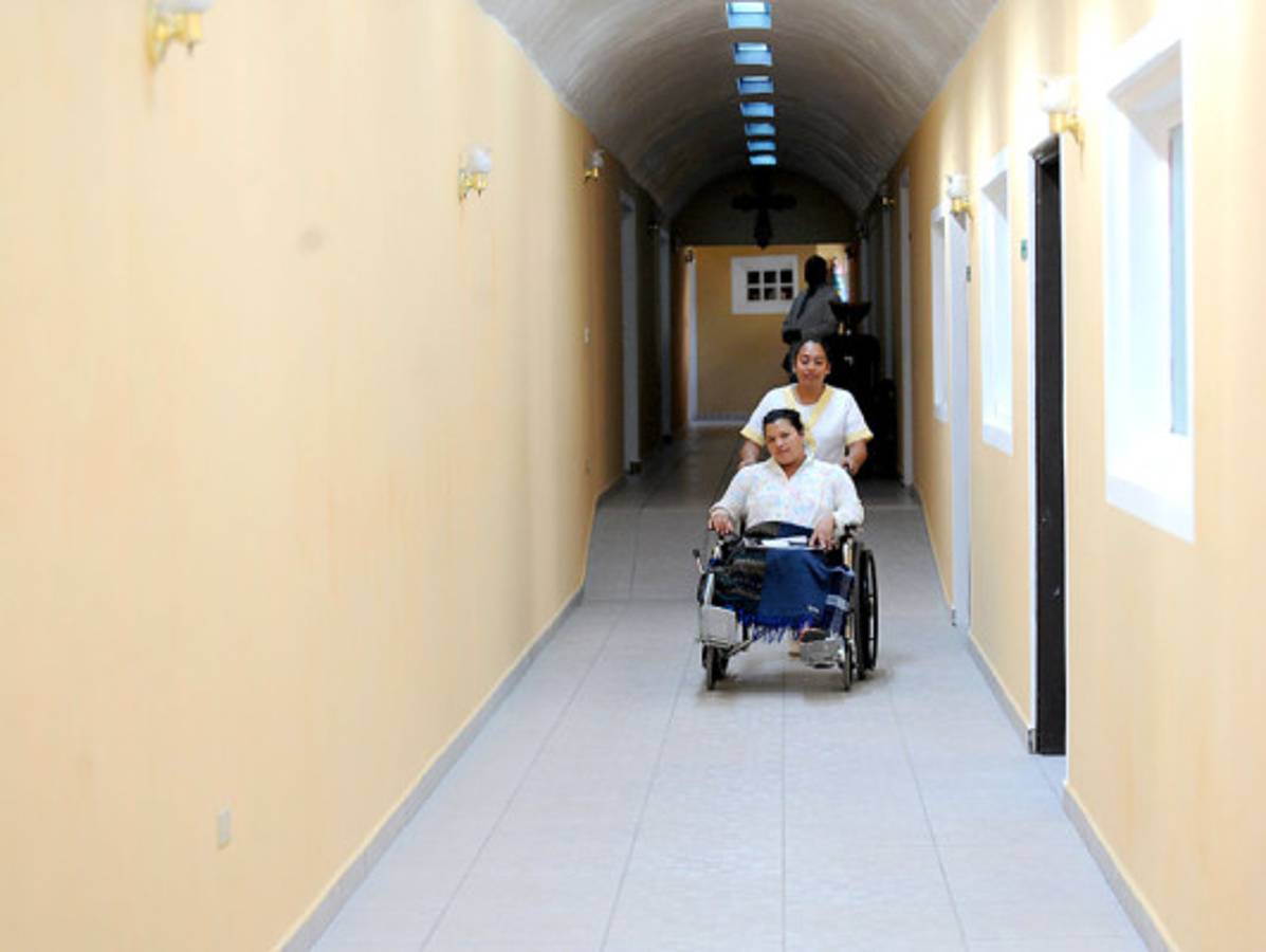 Sacerdote francés construye hospital en Ojojona