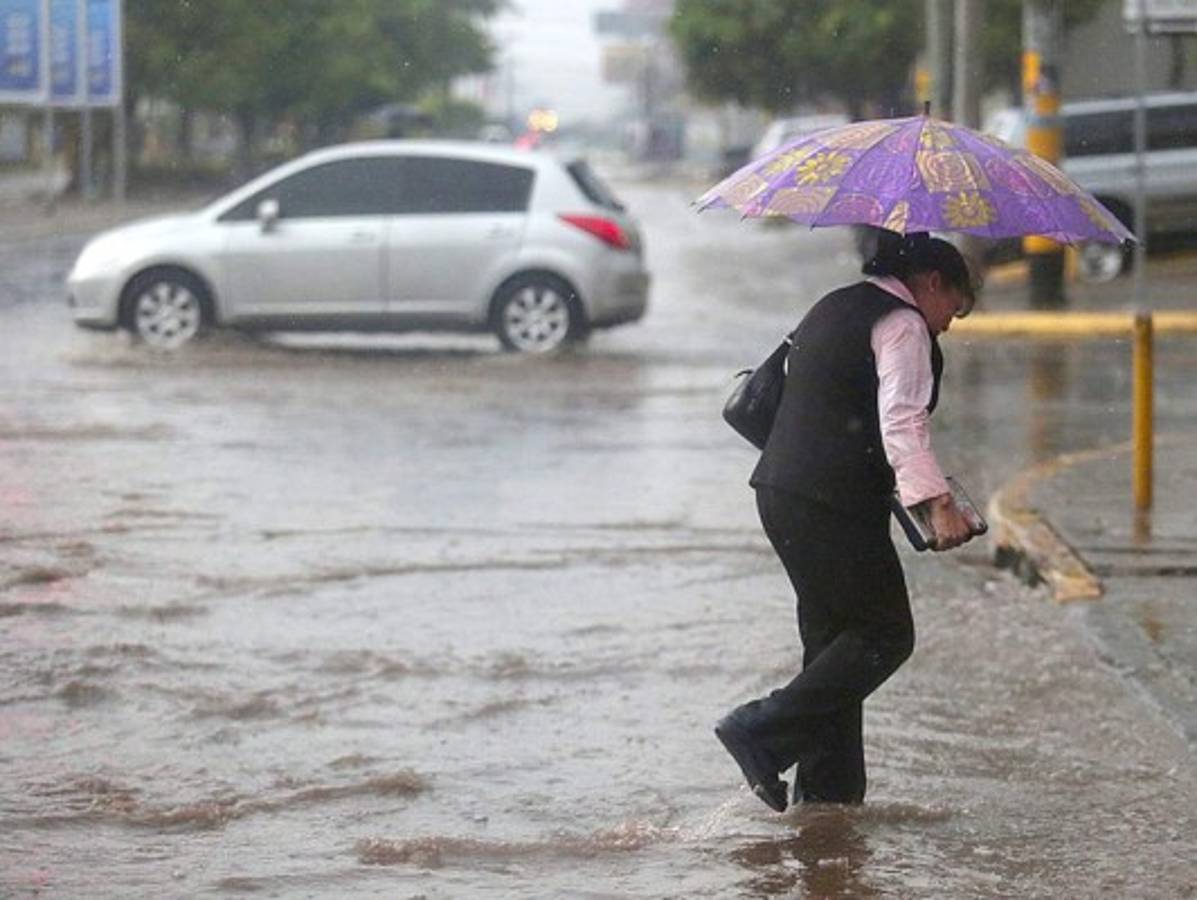 Fuertes lluvias causan inundaciones en calles y avenidas de Tegucigalpa