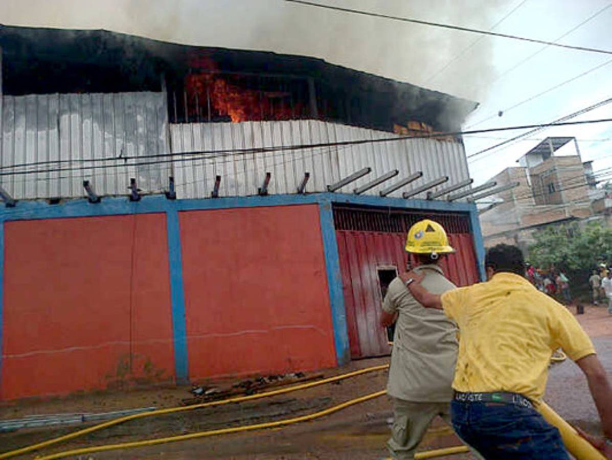 Incendio consume parte de fábrica de muebles en Comayagüela