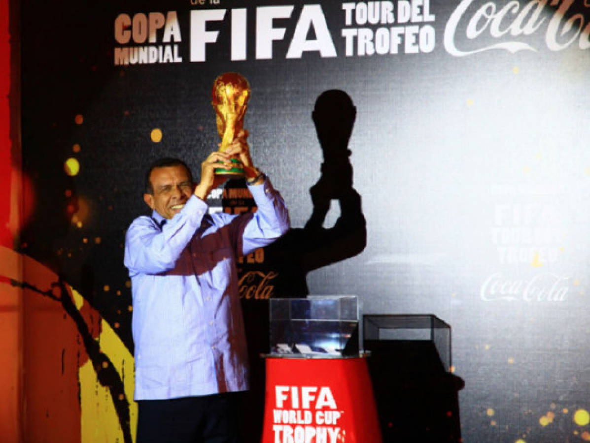 Presidente de Honduras levanta la Copa del Mundo