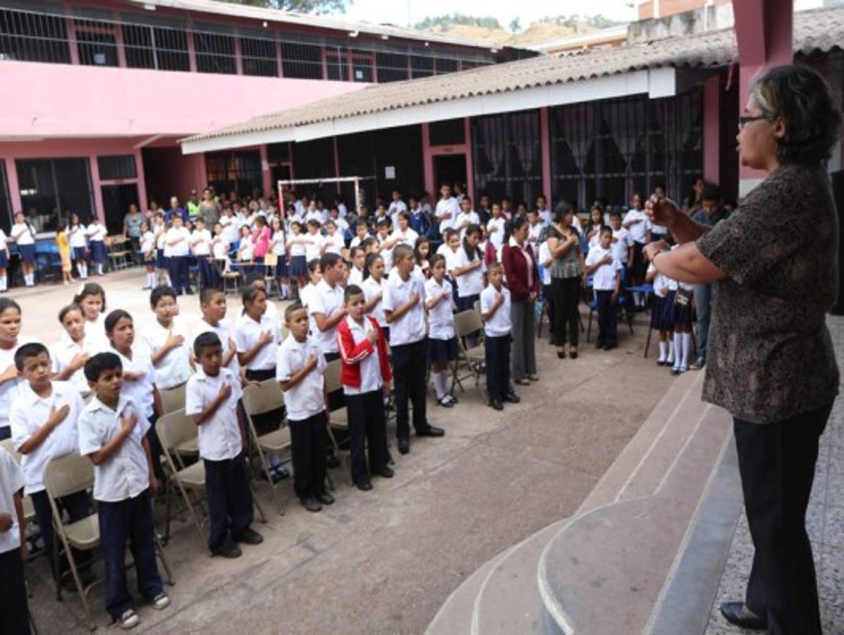 Proponen ley para crear uniforme único