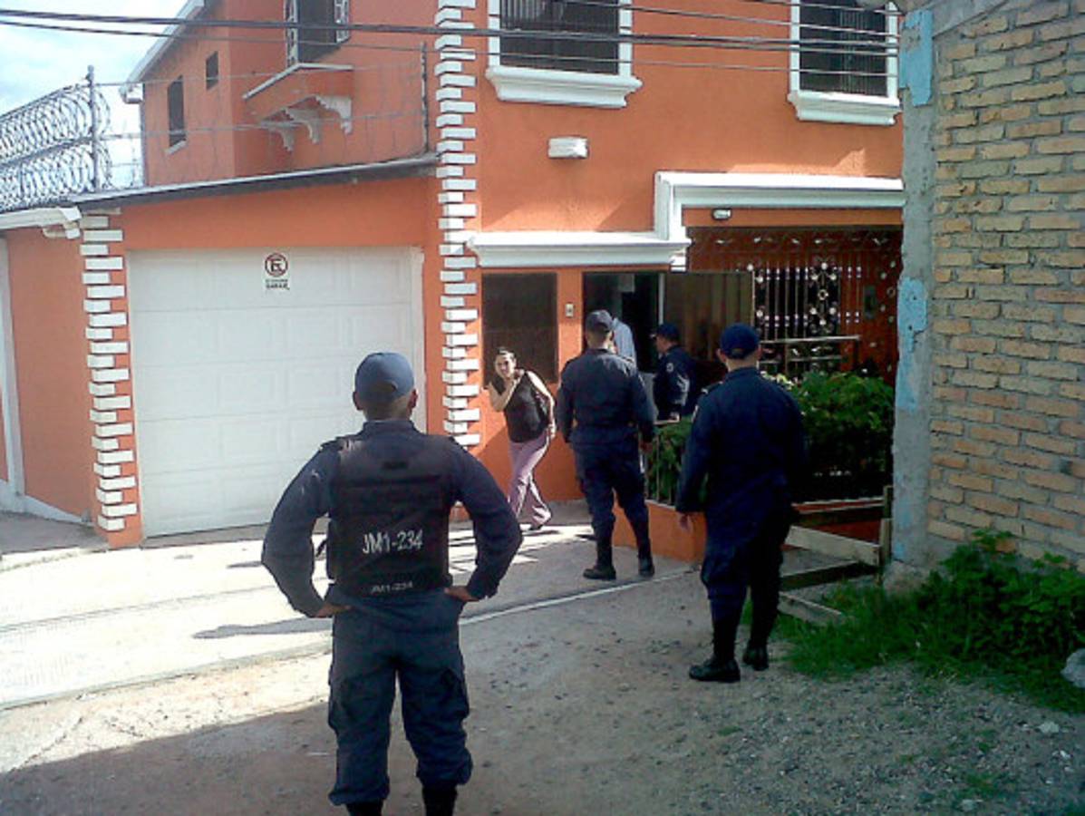 Oficial se lía a balazos con asaltantes