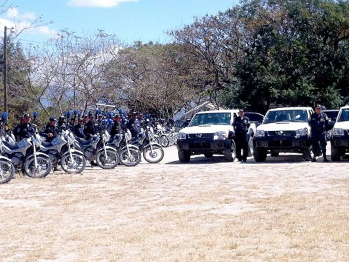 Policía recibe autos y motos de la 'tasa de seguridad'
