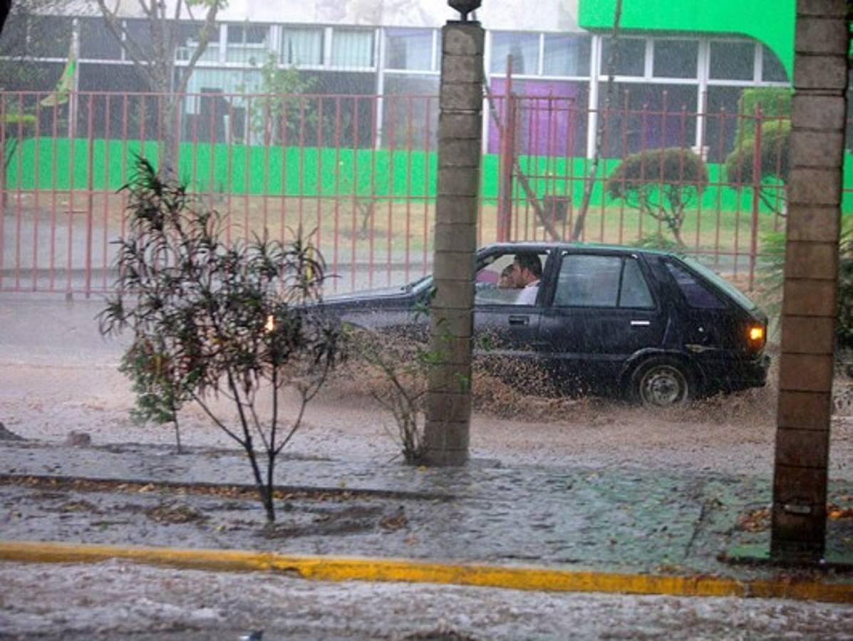 Fuertes lluvias causan inundaciones en calles y avenidas de Tegucigalpa