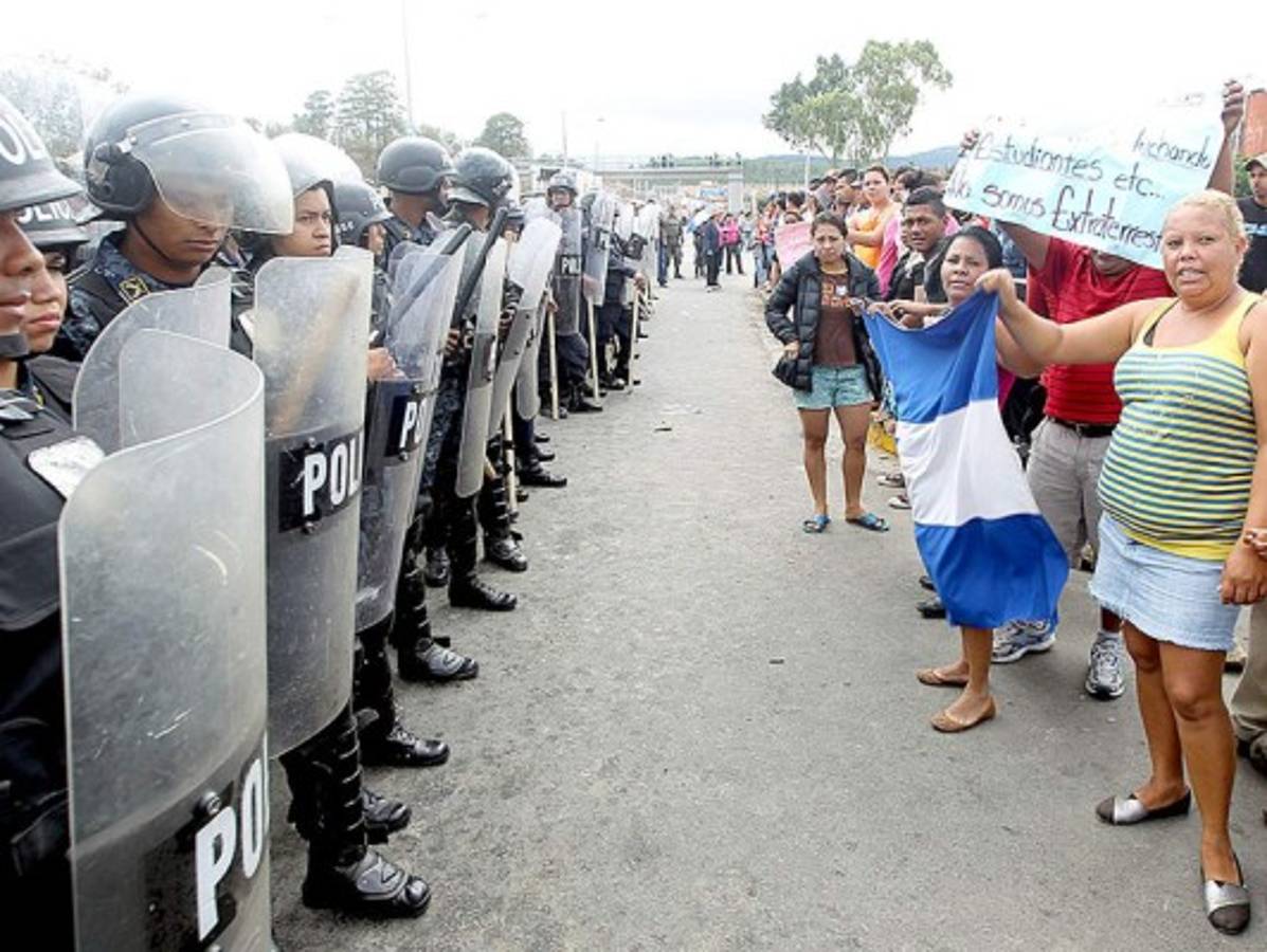 Siguen protestas de hondureños por bloqueo de señal telefónica celular