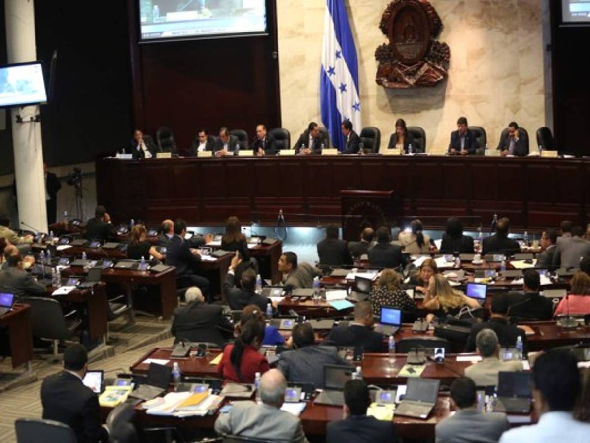 No hay regulación para frenar cobros en dólares