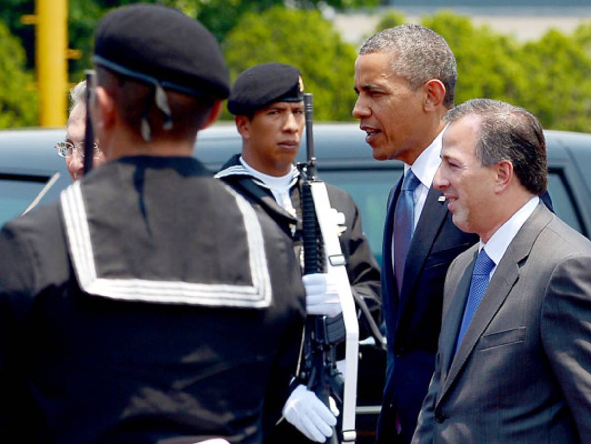Obama inicia breve visita a México