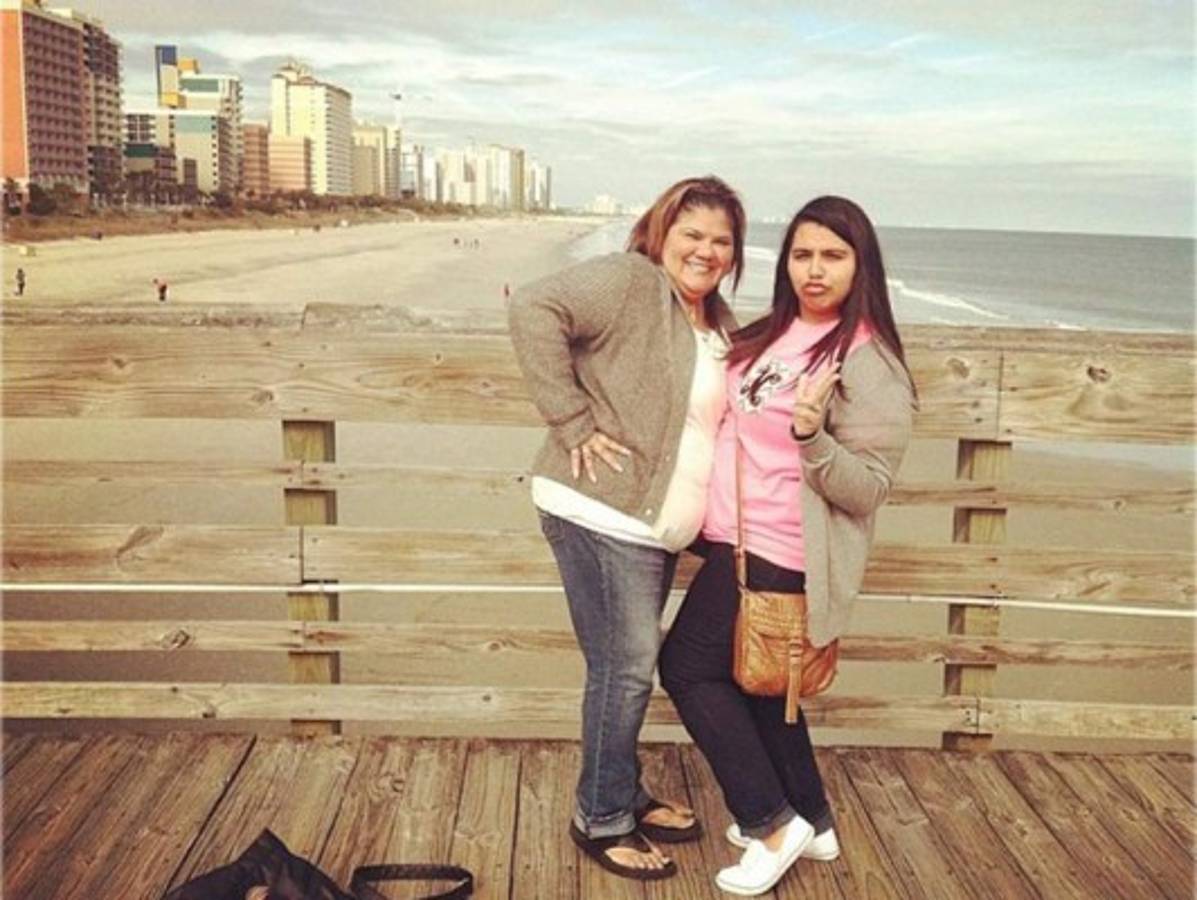 Hondureña recibe premio presidencial al voluntariado