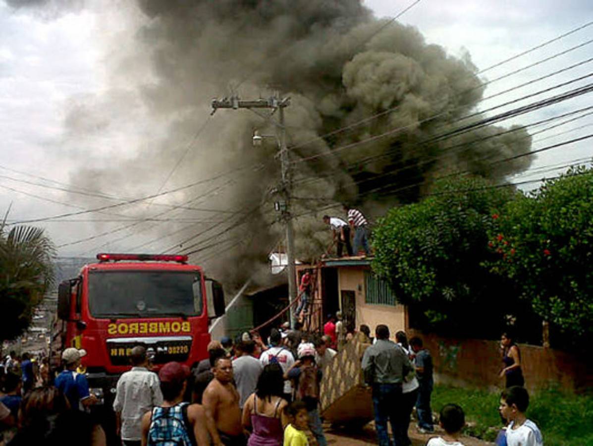 Incendio consume parte de fábrica de muebles en Comayagüela