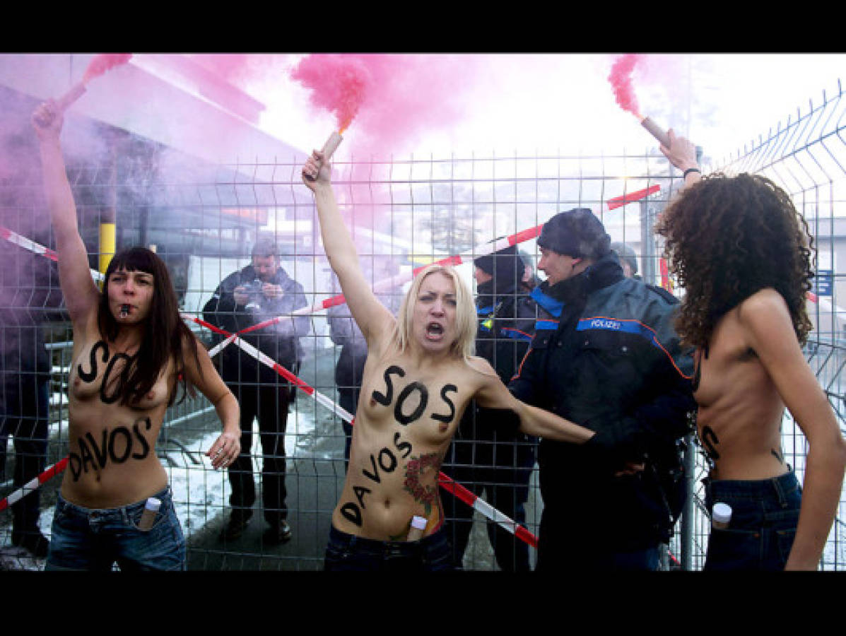 Fotos: Feministas con pechos desnudos protestan en Davos