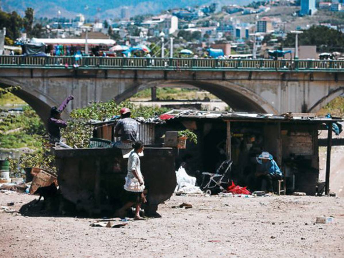 Más de 400 mil capitalinos viven en extrema y relativa pobreza