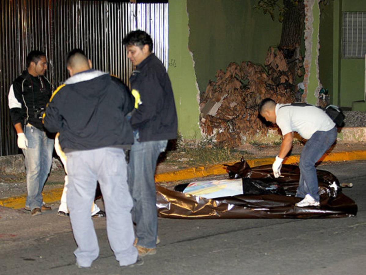 Envueltos en sábanas encuentran cadávares en Tegucigalpa