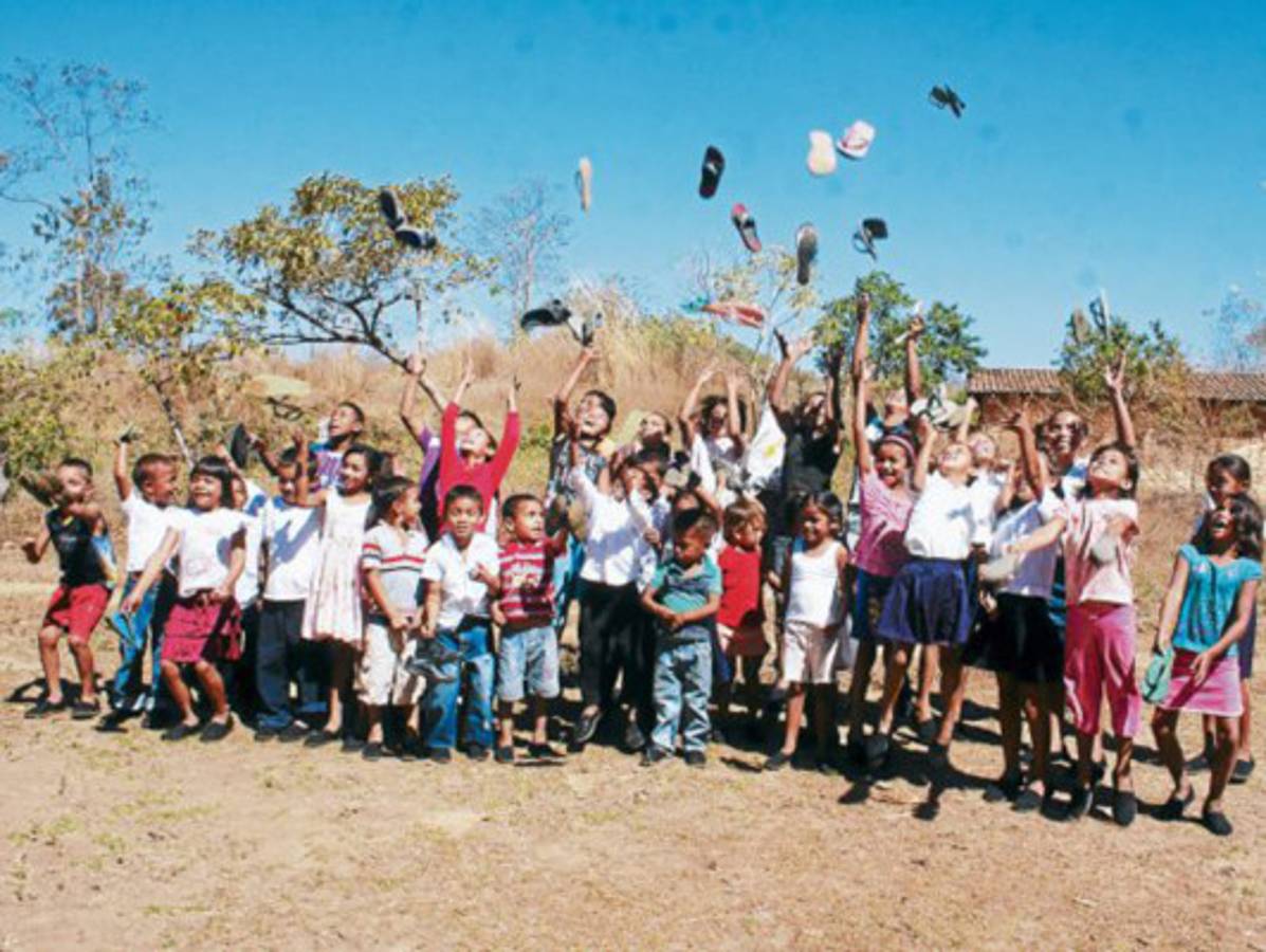 El Heraldo y Buckner calzaron a niños en sur de Honduras