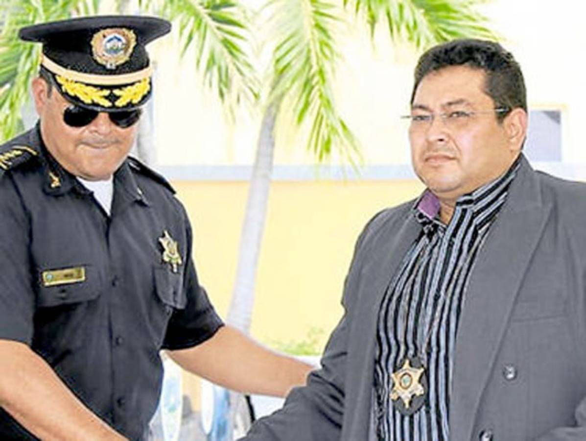 Oficial se lía a balazos con asaltantes