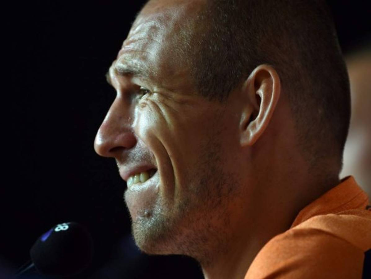 FIFA no sancionará a Robben por fingir penal