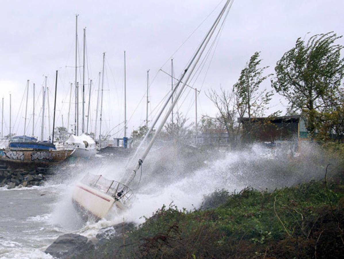 Unos 200 mil hondureños en alerta por trayectoria de huracán Sandy