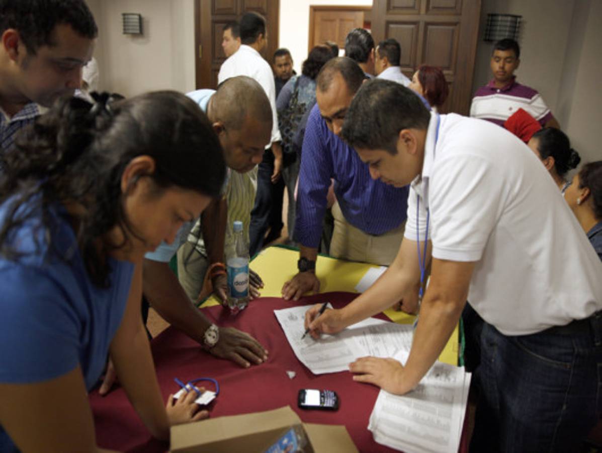 Álvarez declina; JOH presidirá al Partido Nacional de Honduras