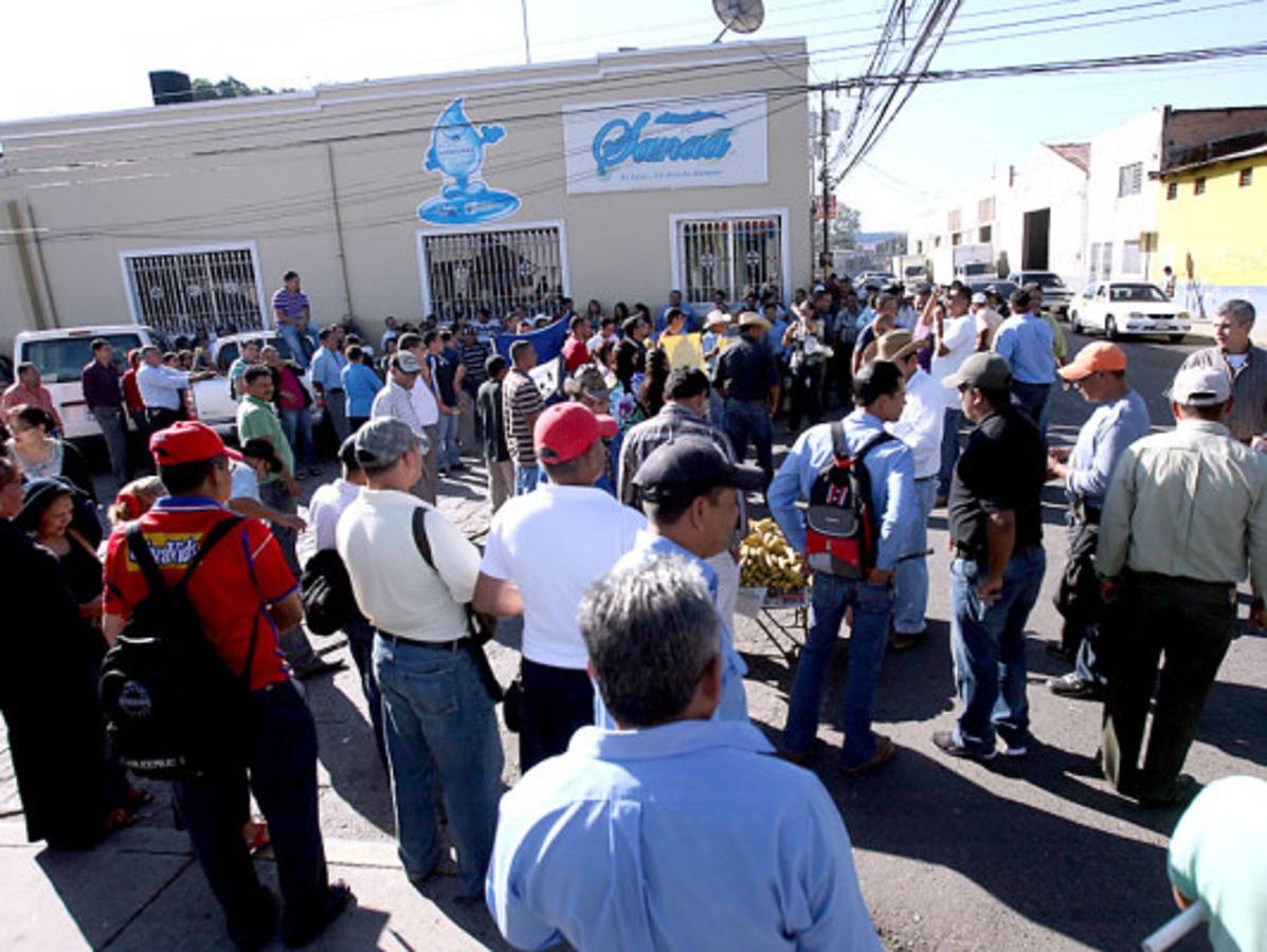 Empleados públicos exigen sueldos y aguinaldos