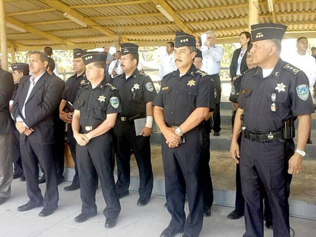 Policía recibe autos y motos de la 'tasa de seguridad'