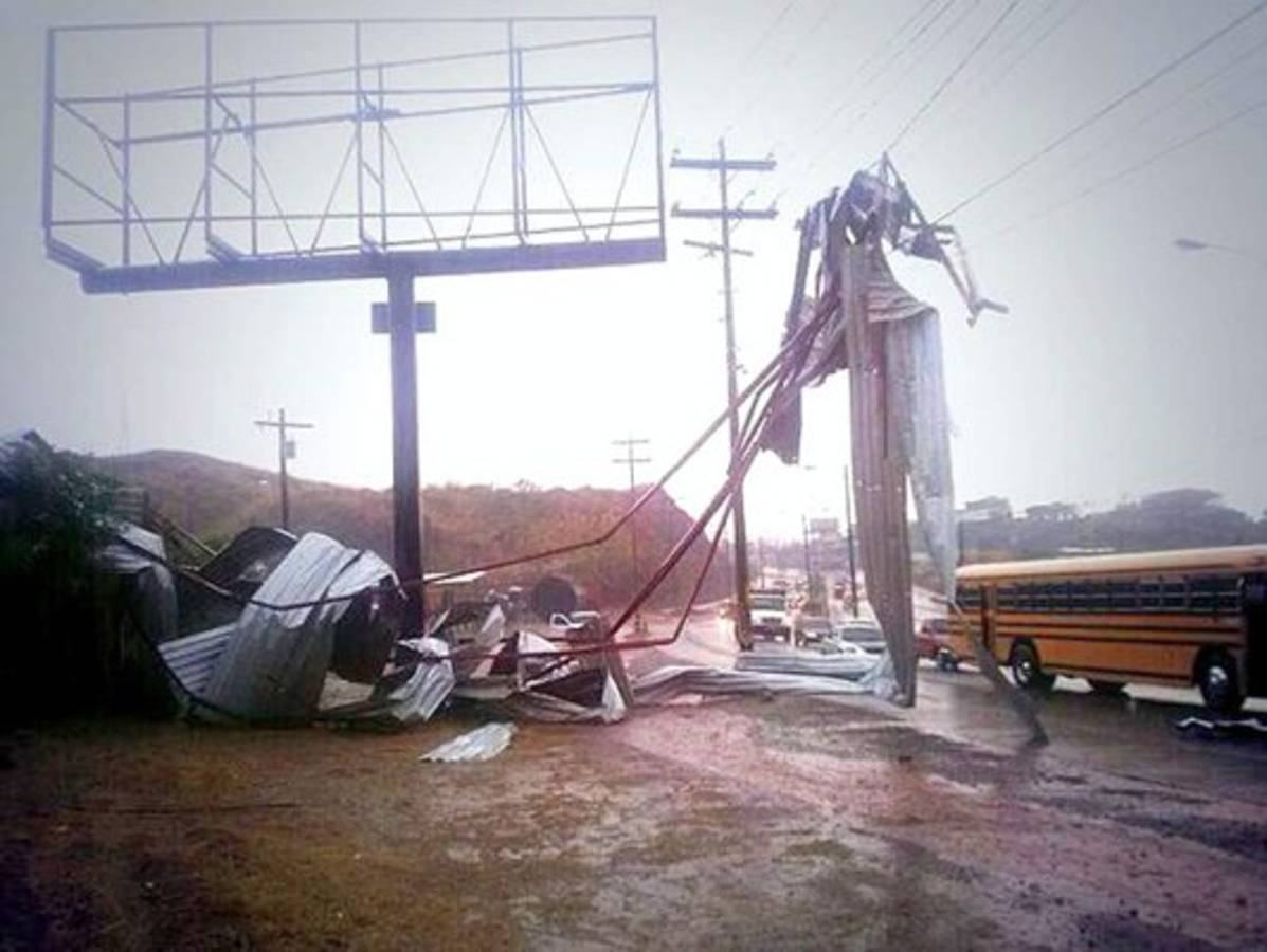 Fuertes lluvias causan inundaciones en calles y avenidas de Tegucigalpa