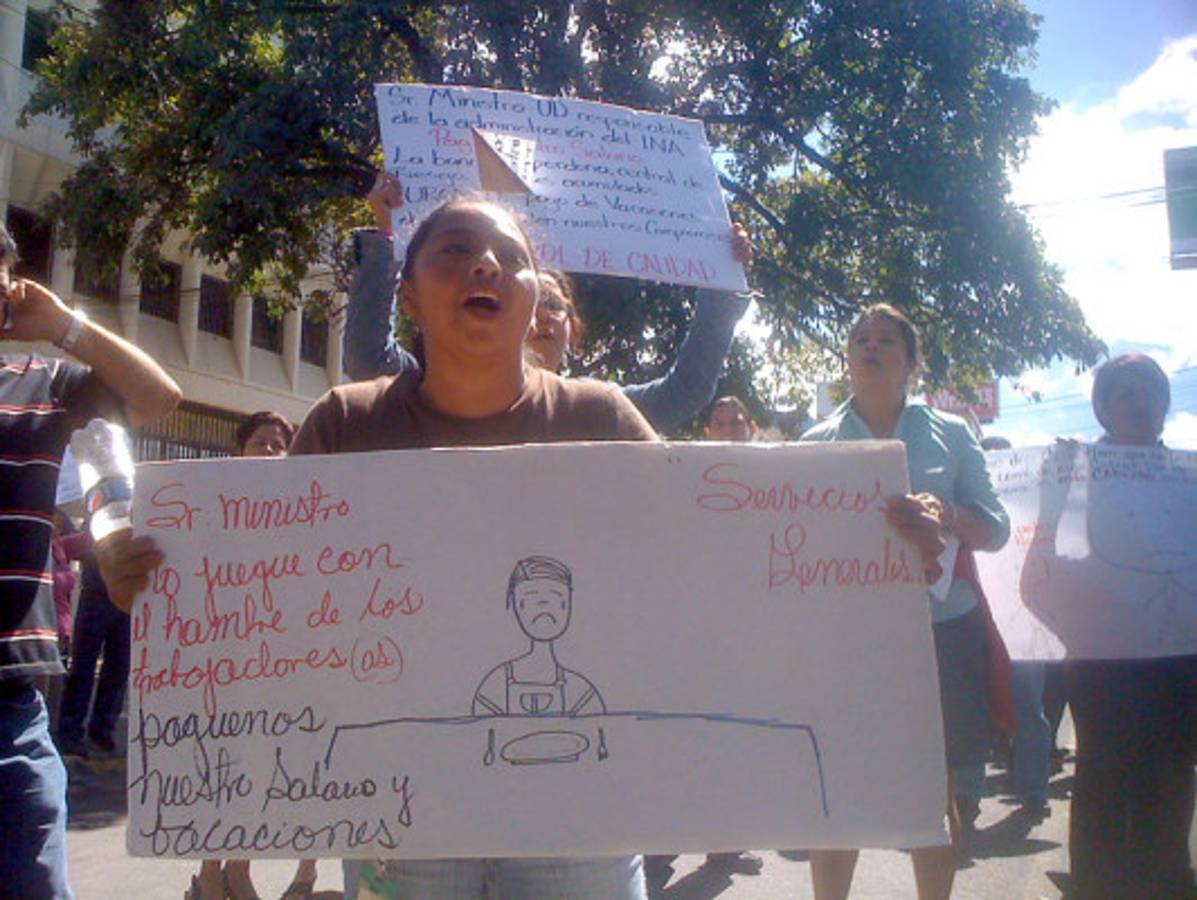 Empleados del INA protestan por falta de pago