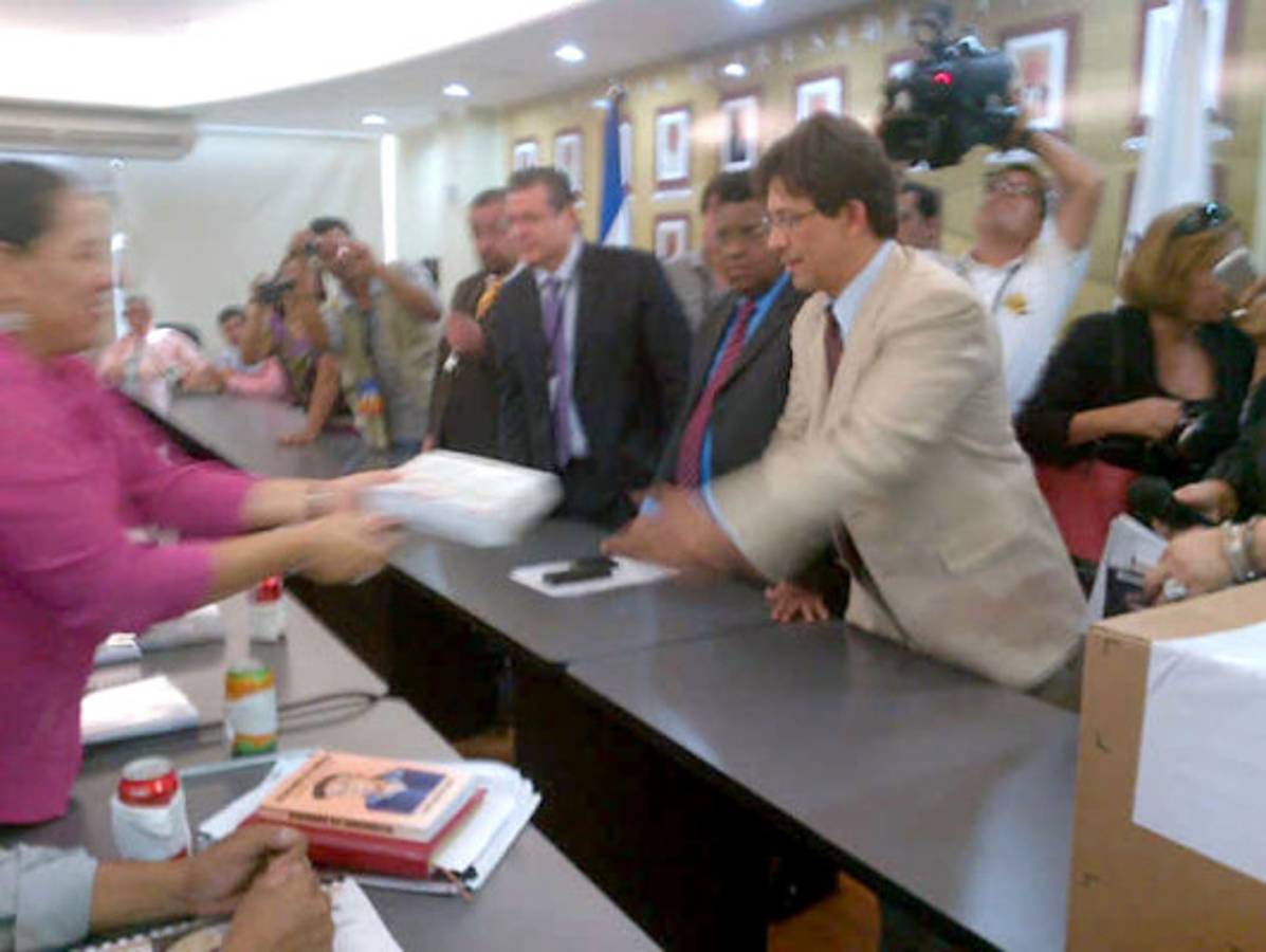 TSE entrega credenciales a partidos políticos