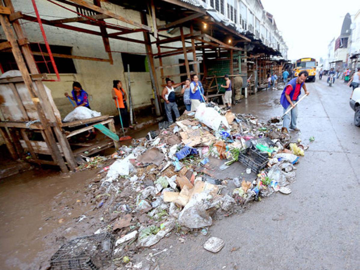 Limpieza en mercados y centro de la capital