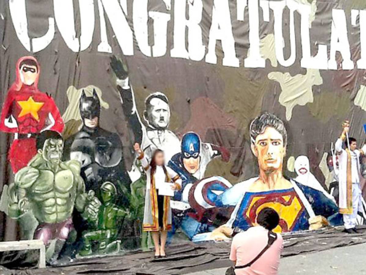 Universidad se disculpa por cartel de Hitler