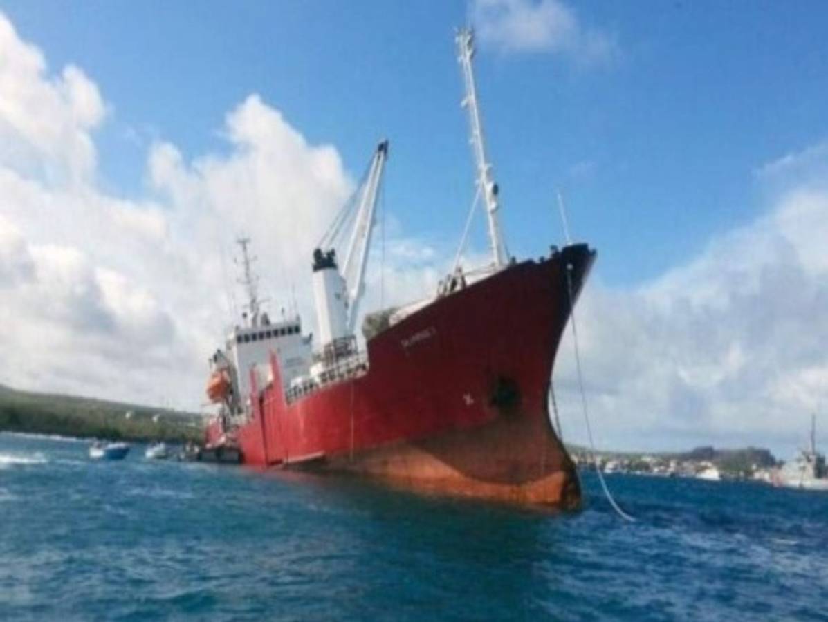 Evacúan combustible de barco encallado en Galápagos