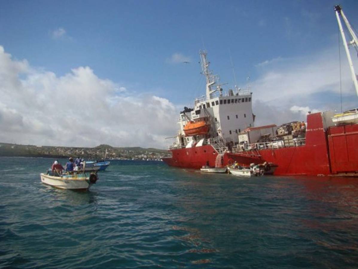 Evacúan combustible de barco encallado en Galápagos