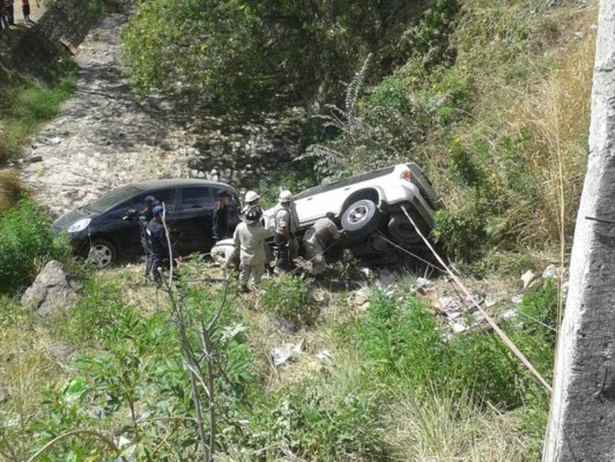 Vehículos caen a hondonada en anillo periférico