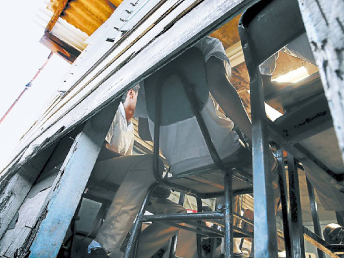 Calamidad se apodera de tres centros educativos