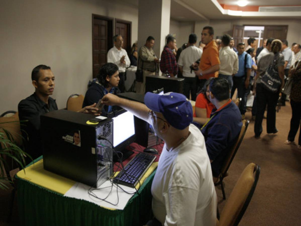 Álvarez declina; JOH presidirá al Partido Nacional de Honduras