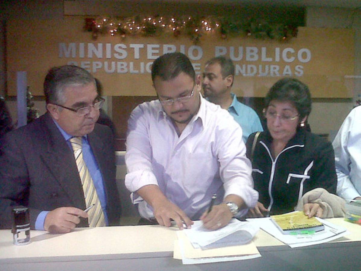 Formalizan denuncia por destitución de magistrados