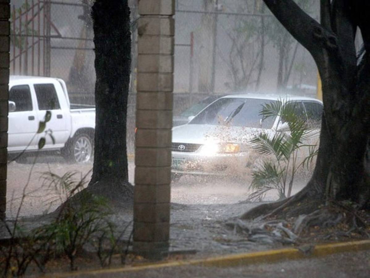 Fuertes lluvias causan inundaciones en calles y avenidas de Tegucigalpa