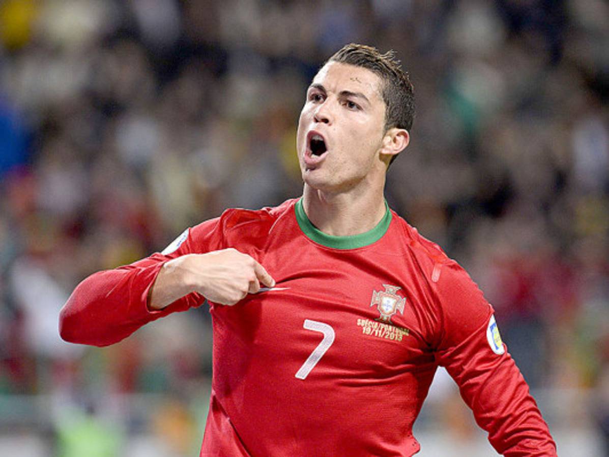 Cristiano, con tres goles, clasifica a Portugal