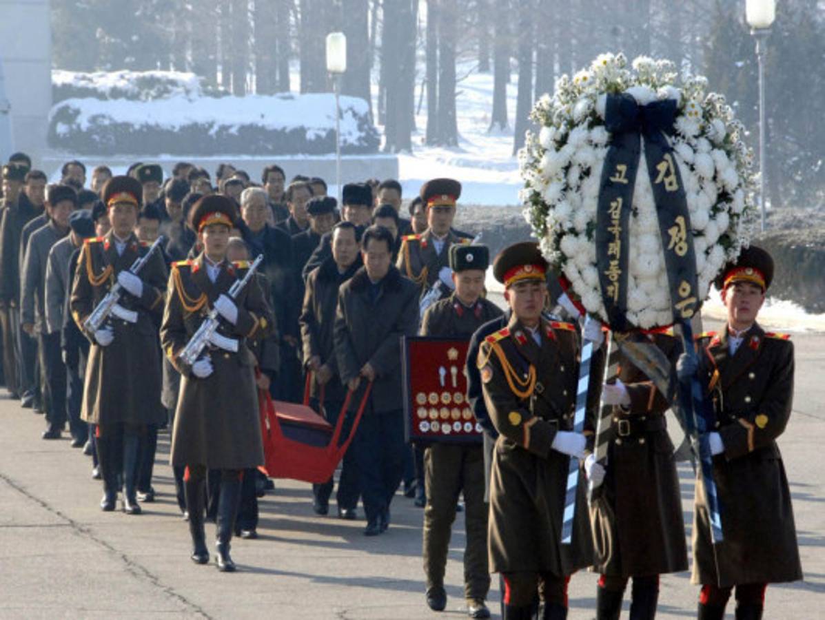 Kim Jong-Un visita el mausoleo de su padre