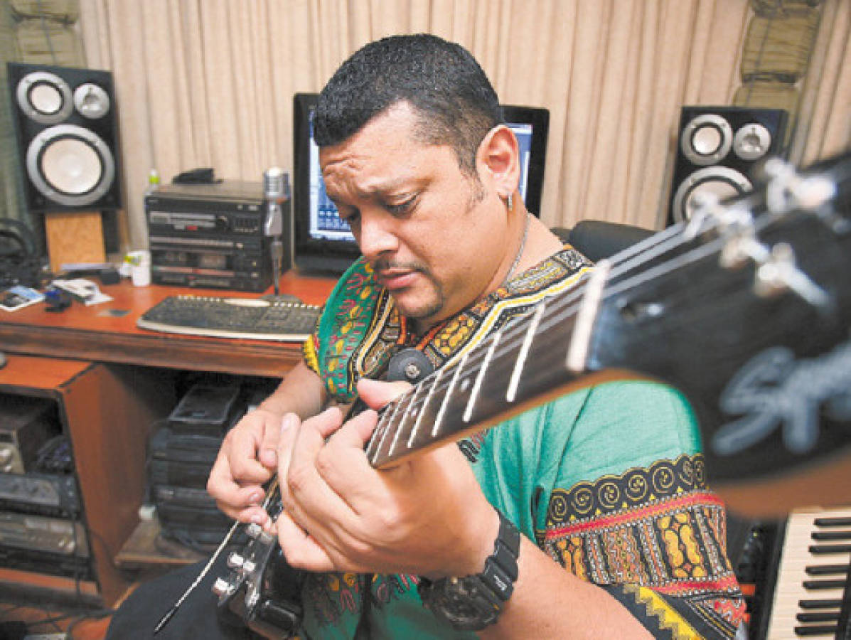 Guayo Cedeño, una vida al ritmo del rock, funk y jazz