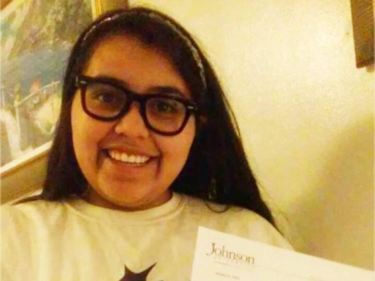 Hondureña recibe premio presidencial al voluntariado