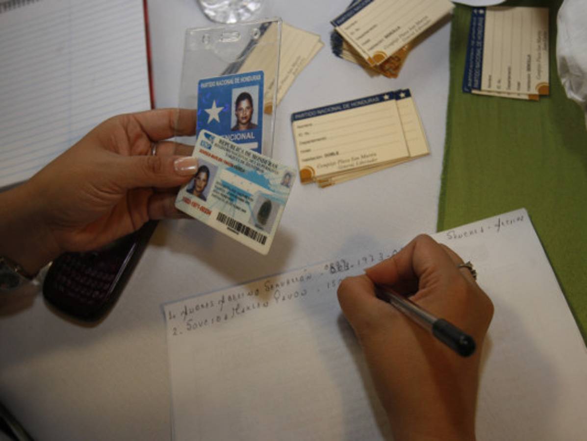 Álvarez declina; JOH presidirá al Partido Nacional de Honduras