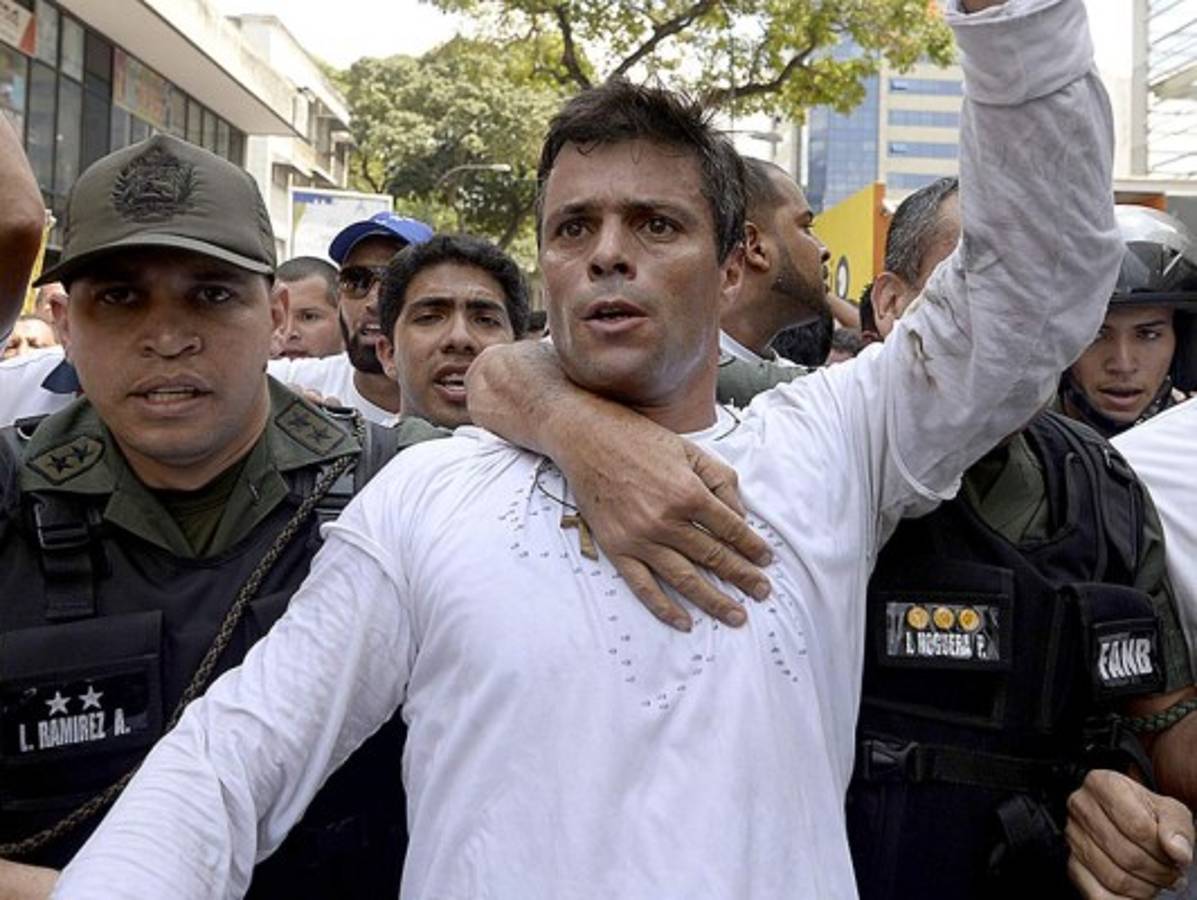 Opositor prófugo se entrega a justicia durante protesta en Caracas